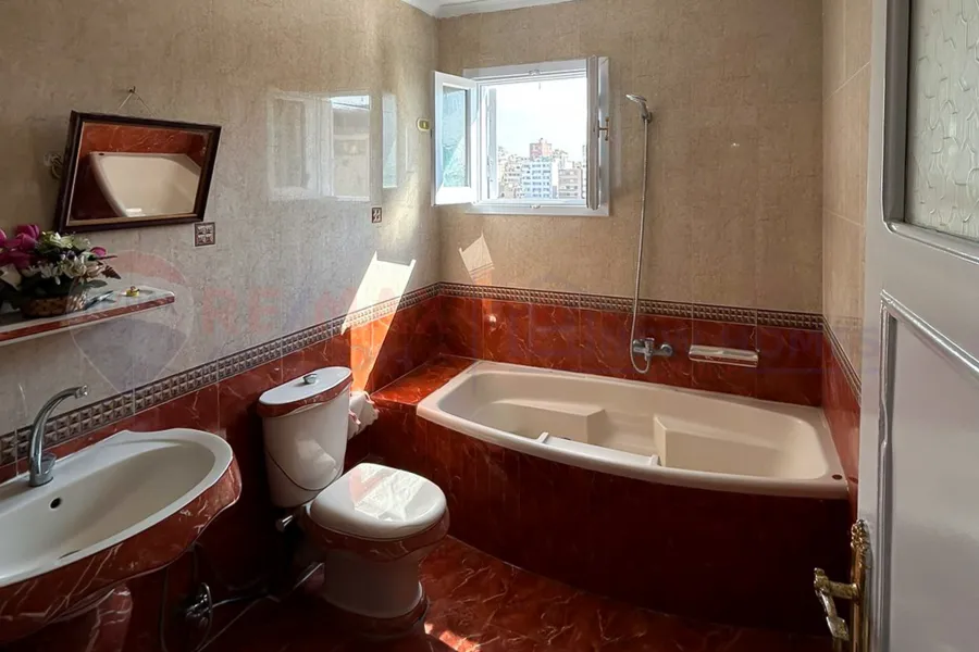 شقة للبيع 175 م الازاريطة (خطوات من الترام)