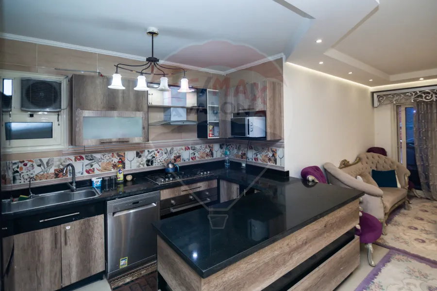 شقة للبيع 125 م كامب شيزار (على البحر مباشرة - عمارة براند)