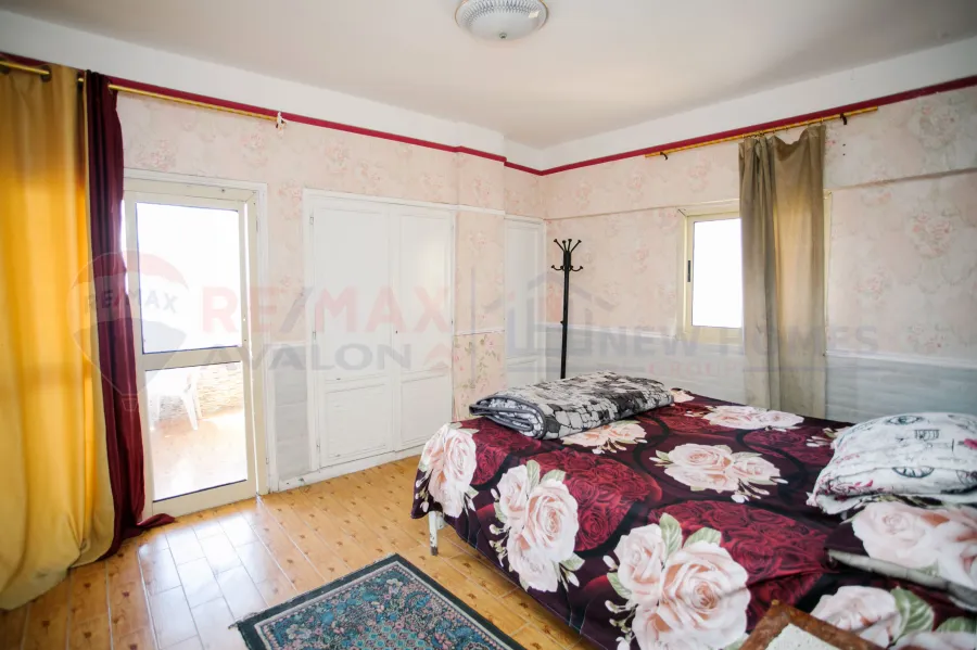 شقة للبيع 120 م سيدي بشر(علي البحر مباشرة)