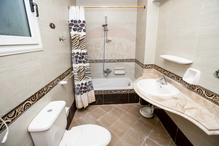 شقة للبيع  170م كفر عبده  (ش امير البحار - خطوات من ش ابوقير الرئيسي