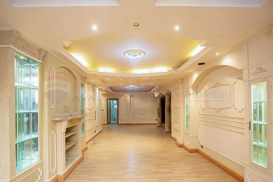 شقة للبيع 195 م كفر عبده (ش أحمد عبد العزيز)