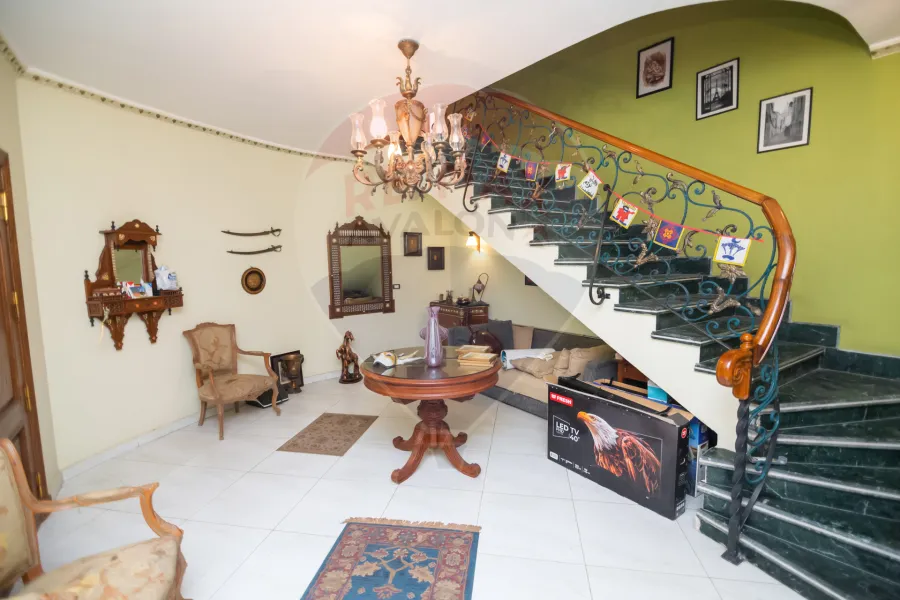 شقة دوبلكس للبيع 300 م الازاريطة (ش الاسكندر الاكبر - خطوات من البحر )