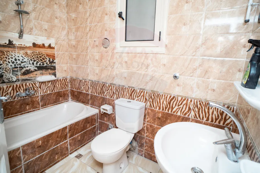 شقة للبيع 140 م لوران  (خطوات من البحر)