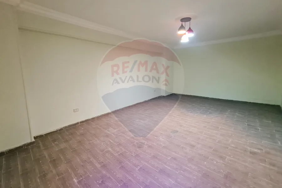 شقة للايجار 130 م كامب شيزار (خطوات من البحر)