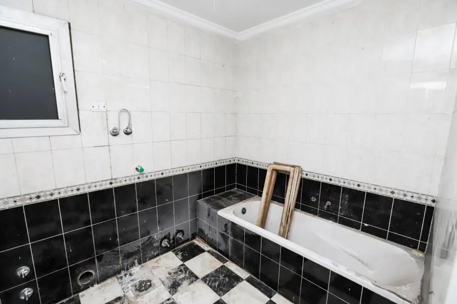 شقة للبيع 140 م ميامي (علي البحر مباشرة - خطوات من ش 45)