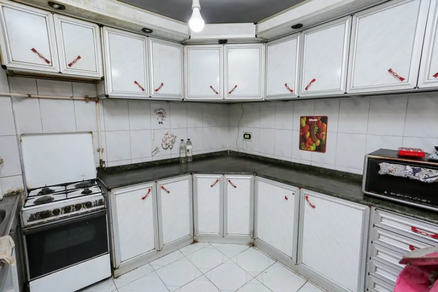 شقة للبيع 185م المندرة (ش جمال عبد الناصر)