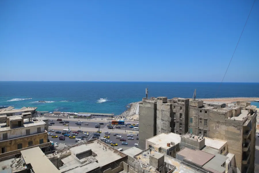 شقة للإيجار مفروش 125م سيدى جابر - خطوات من البحر ومستشفى القوات المسلحة