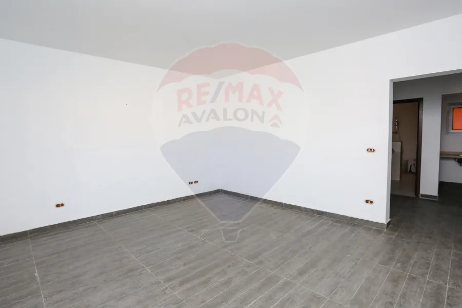 شقة للإيجار 285 م مباني + 210 م تراس سموحة (شارع زكي رجب)