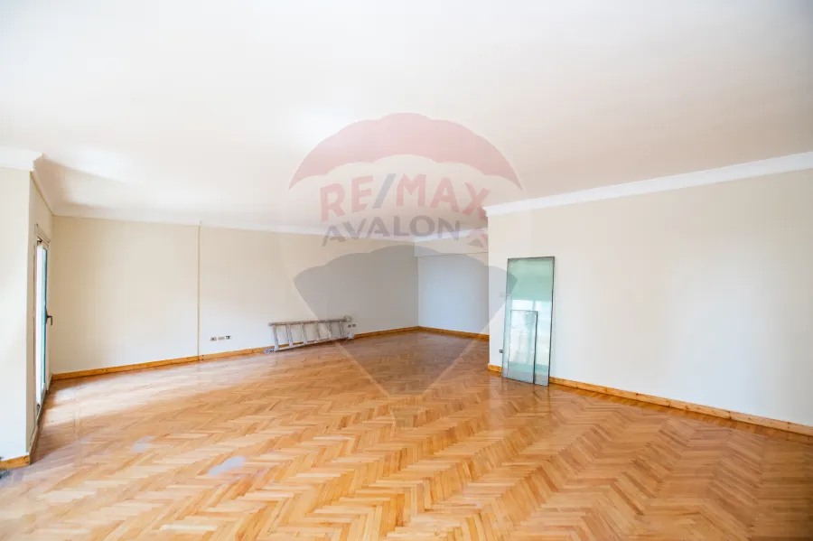 مقر ادارى للايجار 250 م  سان ستيفانو (على الترام مباشرة - خطوات من البحر)