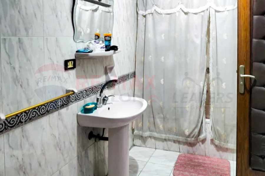 شقة للبيع 235 م جليم (علي البحر مباشرة)