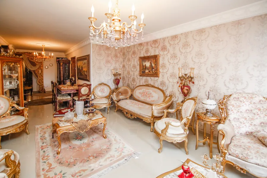 شقة للبيع 165 م كفر عبده ( ش سكينة بنت الحسين  )