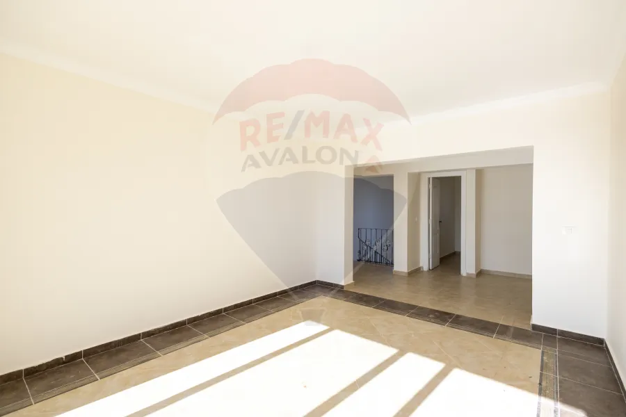 فيلا ستاند الون للبيع 1,300 م (اليكس ويست - انطونيادس)