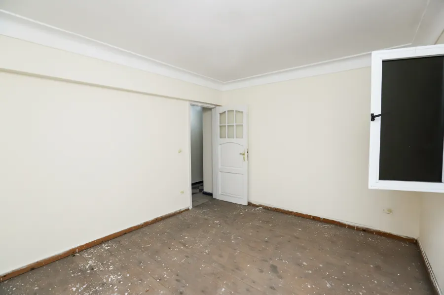 شقة للبيع 140 م ميامي (علي البحر مباشرة - خطوات من ش 45)