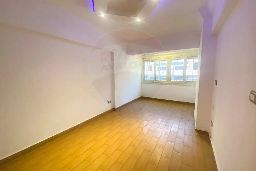 شقة للايجار110 م رشدي ( علي الترام مباشره)