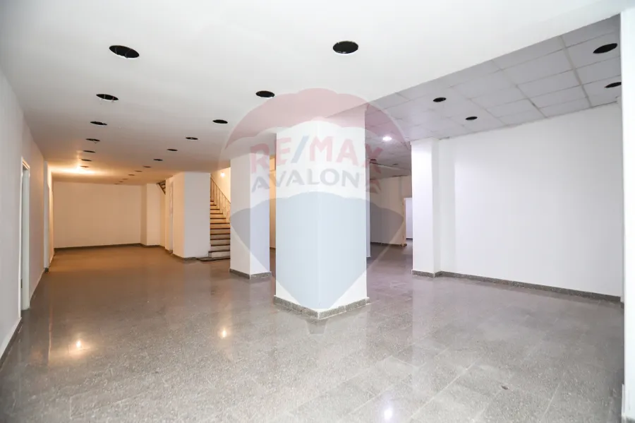 محل للبيع 430 م محطه الرمل (متفرع من ش صفية زغلول)