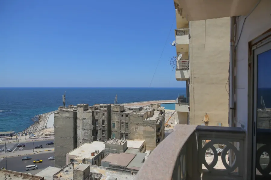 شقة للإيجار مفروش 125م سيدى جابر - خطوات من البحر ومستشفى القوات المسلحة