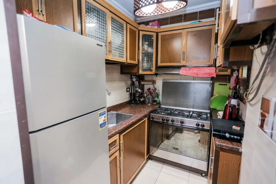 شقة للبيع 100م المنشية (خطوات من البحر)