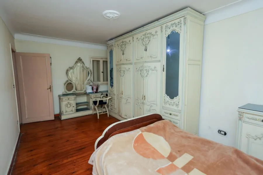 شقة للبيع 185م المندرة (ش جمال عبد الناصر)