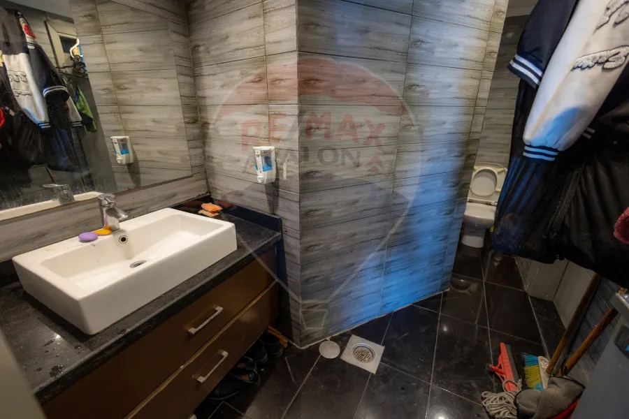 محل + ميزان للبيع 83 م + 100 م السرايا (على البحر مباشرة)