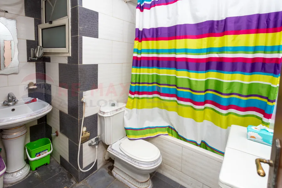 شقة للبيع 225 م كامب شيزار (علي البحر مباشرة)