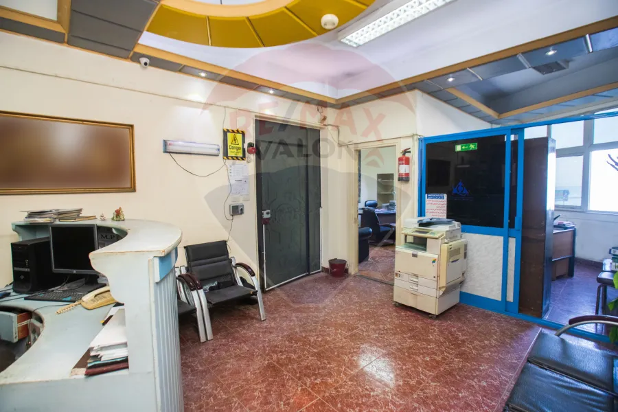 شقة إدارى للإيجار 170 م ميامى (على البحر مباشرة)