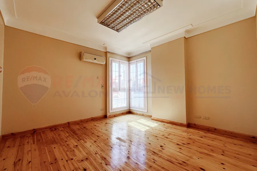 شقة للايجار 186 م سموحة (ش فوزي معاذ)