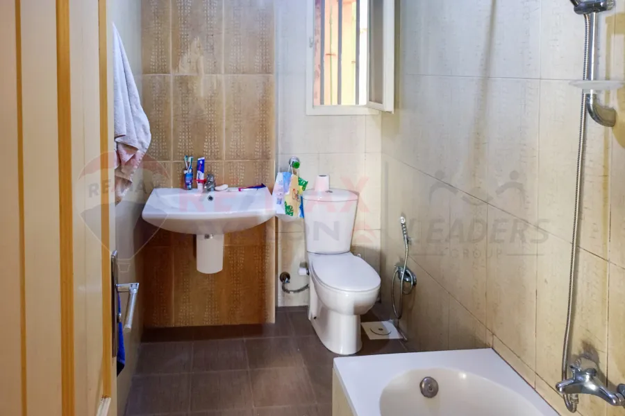 شقه للبيع 142 م كفر عبده (ش سكينة بنت الحسين)