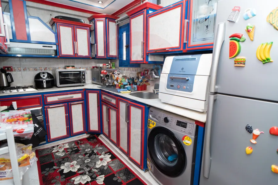 شقة للبيع 200 م زيزينيا (ش مسجد يحيى)