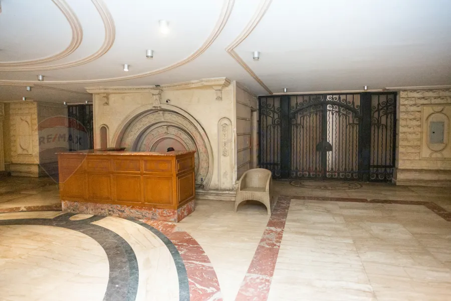 شقة للبيع 270 م ستانلي (ش عبد العزيز فهمي - برج براند) - اول سكن