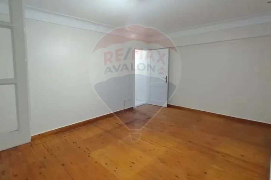 شقة للبيع 210 م زيزينيا (ش عبد السلام عارف)