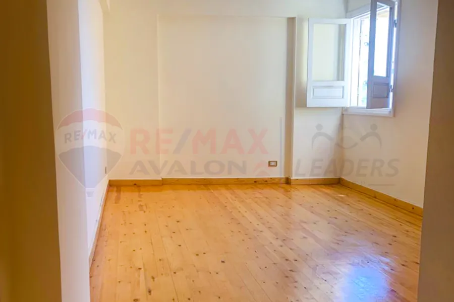 شقة للبيع 163 م كامب شيزار (خطوات من ش بور سعيد)