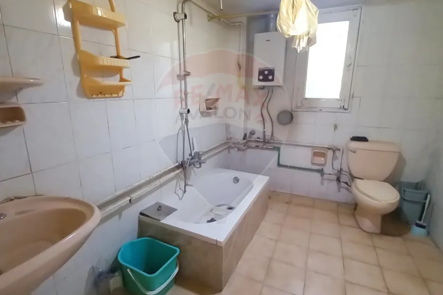 شقة للإيجار 200 م الازاريطة ( بالقرب من كلية طب اسنان )