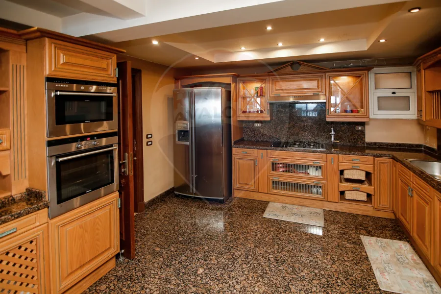 شقة للبيع 365 م السرايا ( على البحر مباشرة )