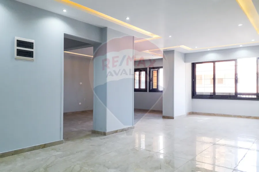 شقة للايجار 200 م الاقبال (علي الترام مباشرة)