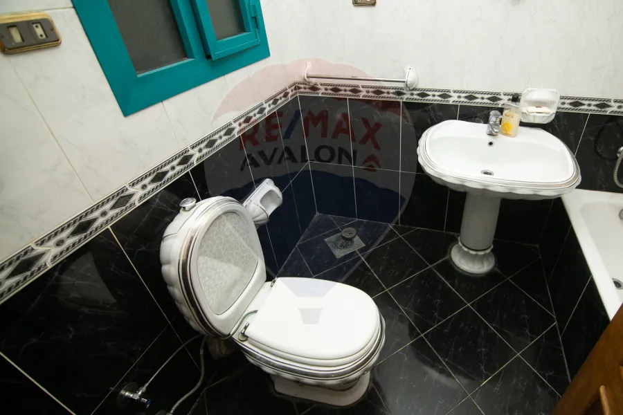 شقة للبيع 180 م لوران (ش عبد السلام عارف على الترام مباشرة)