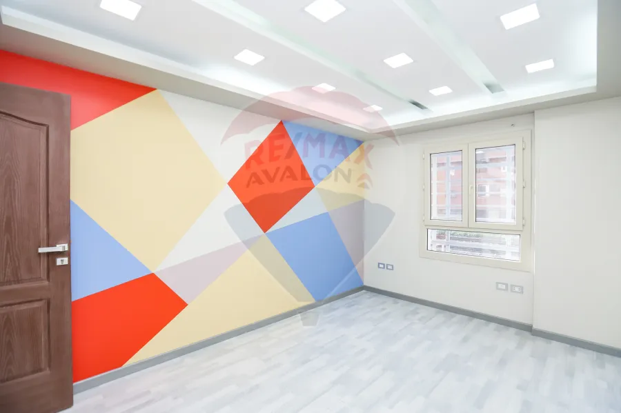 شقة للبيع 186 م سموحة ( ش توت عنخ امون)