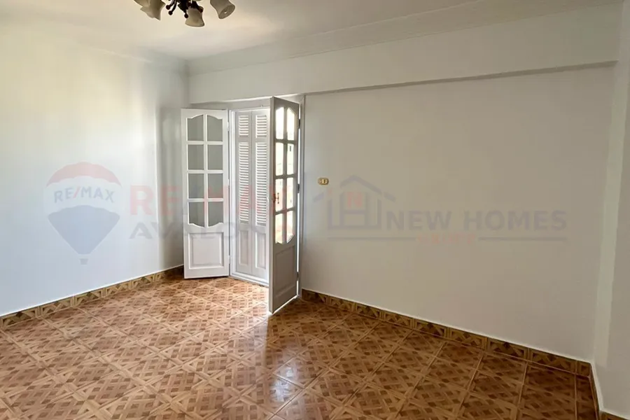 شقة للبيع 175 م الازاريطة (خطوات من الترام)