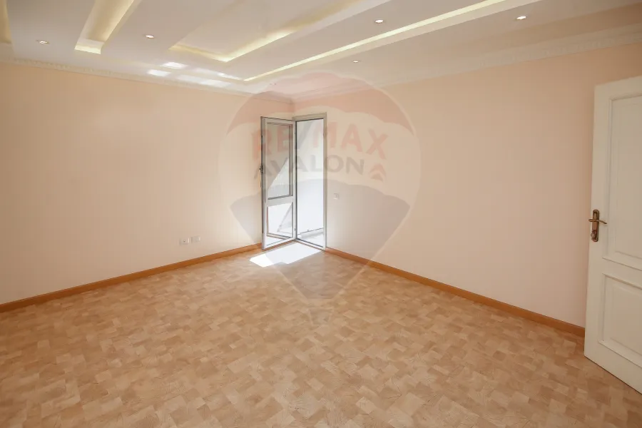 Apartment for sale 220m smouha (bahaa aldin alghatory st - brand building)