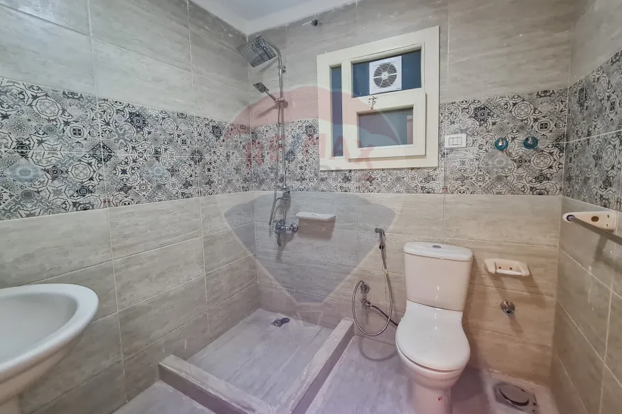 شقة للايجار 130 م كامب شيزار (خطوات من البحر)