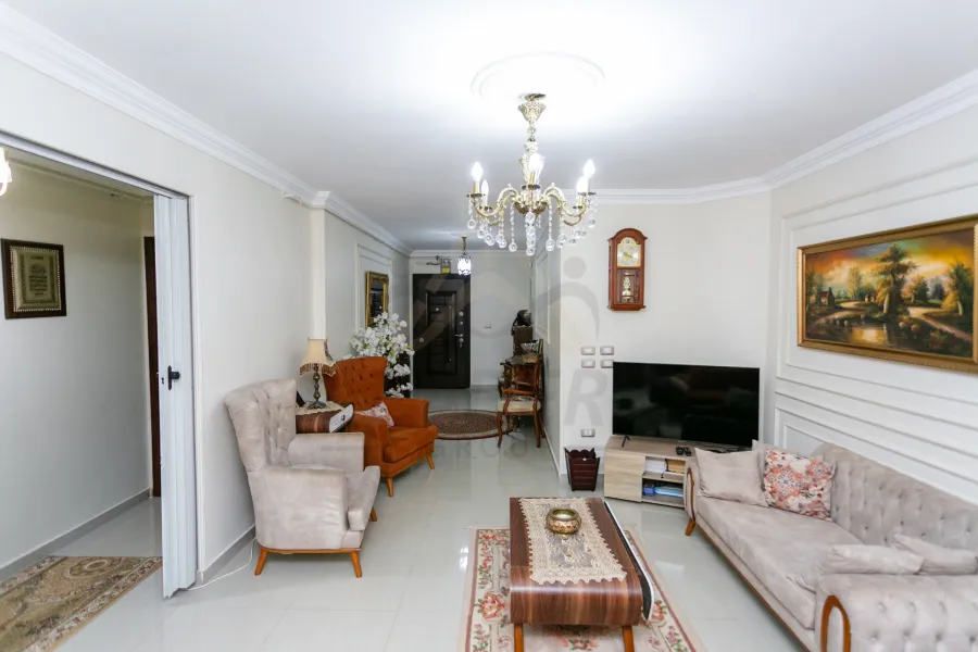 شقة للبيع 190 م كامب شيزار (علي الترام مباشرةً)