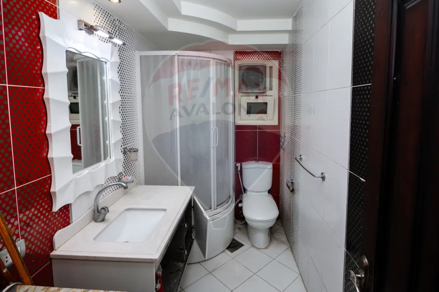 شقة للبيع 125 م كامب شيزار (على البحر مباشرة - عمارة براند)