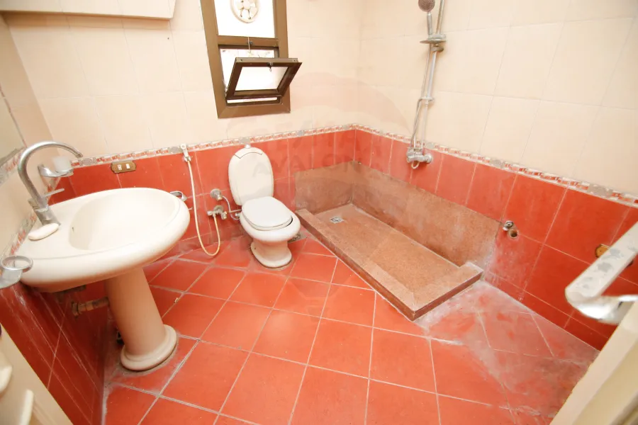 شقة للبيع 140م الشاطبي (علي الترام مباشرة )