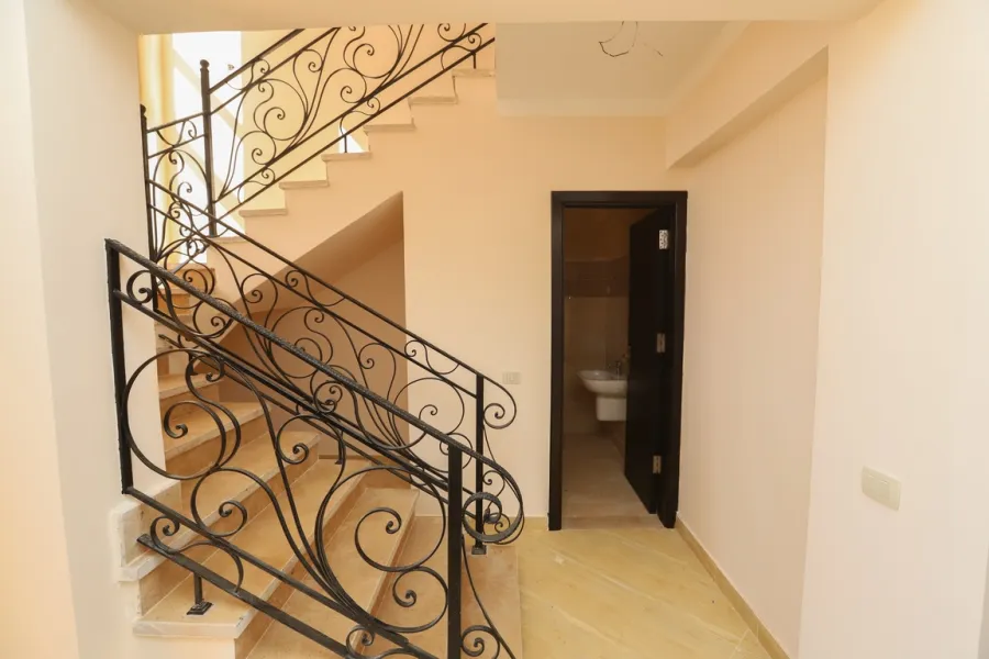 فيلا للبيع 205م الساحل الشمالى (قريه روزانا - خطوات من البحر)