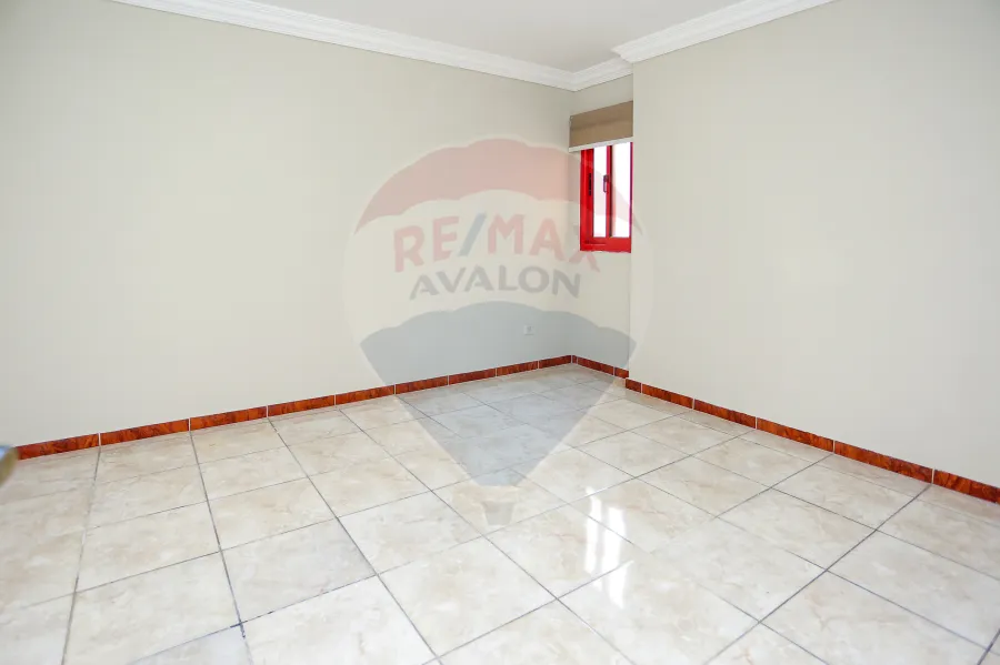 شقة للايجار 265 م رشدي (علي الترام مباشرة)