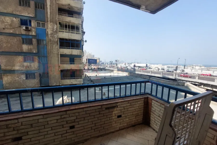 شقة مفروشة للإيجار السنوي 120 م سيدي جابر (عمارات الضباط - اول نمرة بحر)