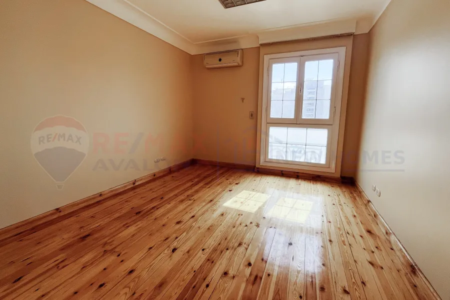 شقة للايجار 186 م سموحة (ش فوزي معاذ)