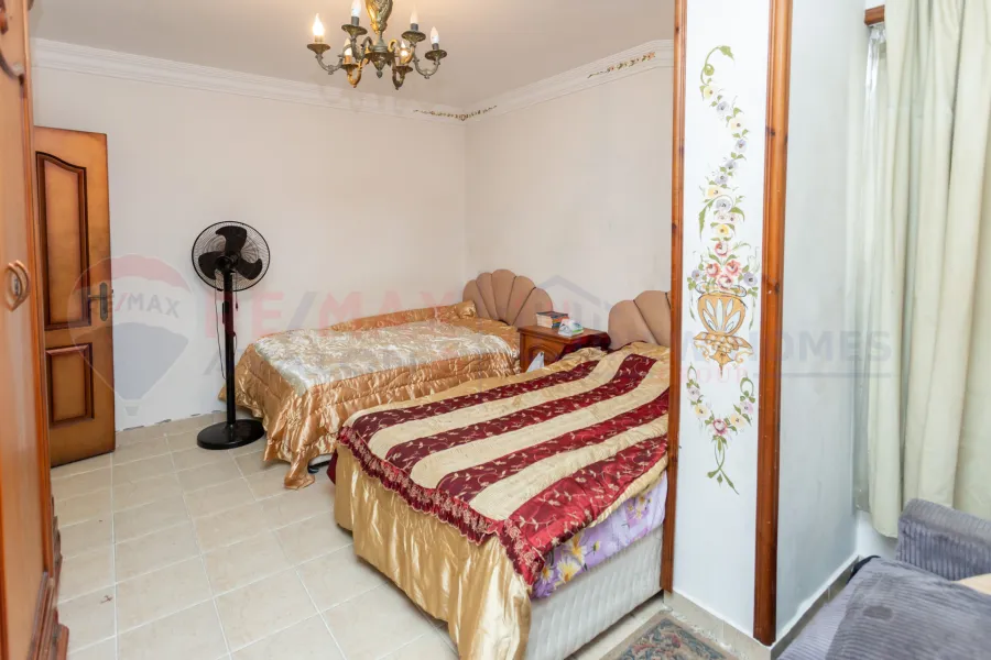 شقة للبيع 225 م كامب شيزار (علي البحر مباشرة)