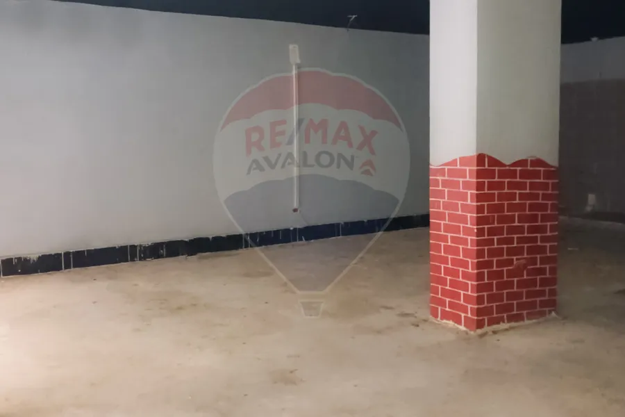 Shop + mezzan for rent 220 m Gleem (Steps from the sea)