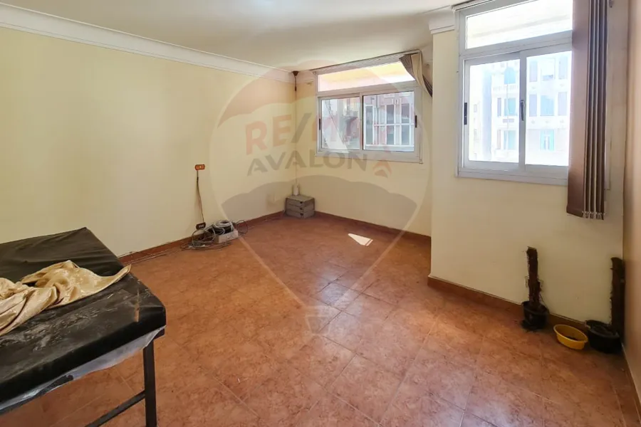 شقة إداري للبيع 65 م كامب شيزار (ش عمر لطفي)