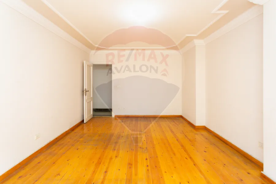 شقة للبيع 225 م لوران (علي الترام مباشرة)